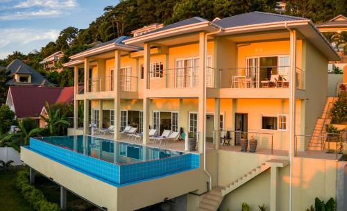uma imagem de uma casa com piscina em Villa Panoramic Seaview em Glacis