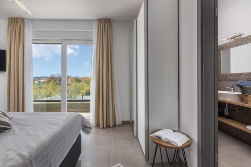 1 dormitorio con cama, lavabo y ventana en Villa Dunja, en Medulin