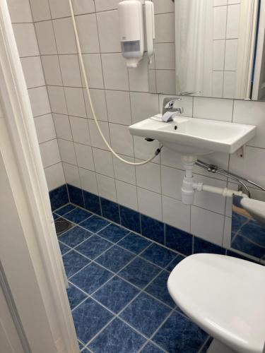 bagno con lavandino e servizi igienici di Førde Pensjonat a Førde