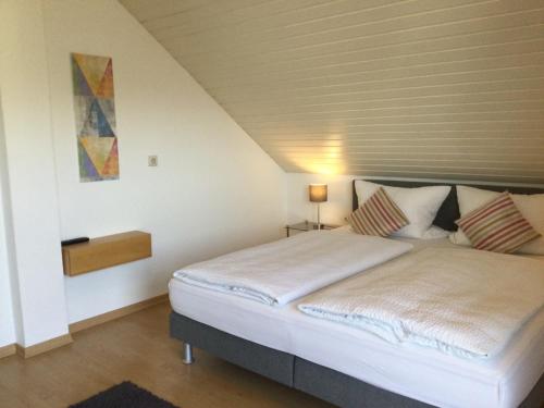 Säng eller sängar i ett rum på Gästehaus Weber-Loskill