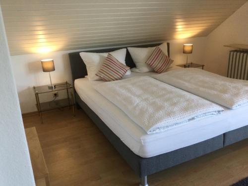 Una cama o camas en una habitación de Gästehaus Weber-Loskill