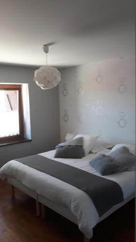 A bed or beds in a room at Gîte de La Saugiat