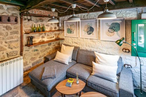 ein Wohnzimmer mit einem Sofa und einem Tisch in der Unterkunft Terra Ecoturismo Casa La Casita verde in La Focella