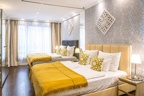 ブダペストにあるVIP Apartments Budapest Centralのホテルルーム ベッド2台 黄色いシーツ付