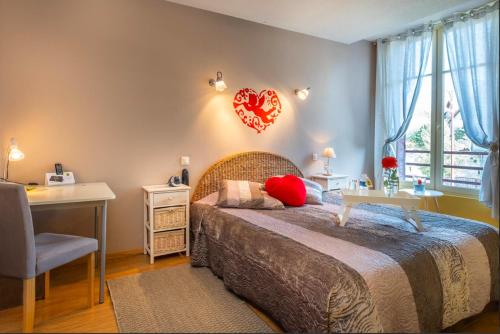 Un pat sau paturi într-o cameră la Au Coeur de Meaulne