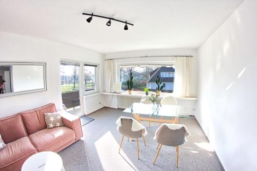 een woonkamer met een bank en een tafel bij Fewo Stadtbucht in Eutin