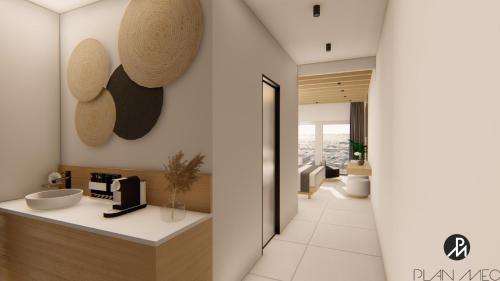 - une salle de bains avec un comptoir recouvert de chapeaux dans l'établissement Enjoy Lichnos Bay Village, Camping, Hotel and Apartments, à Parga