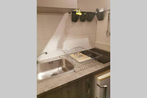 cocina con fregadero y encimera en F1 RDC indépendant dans bastide du XVème en Brignoles