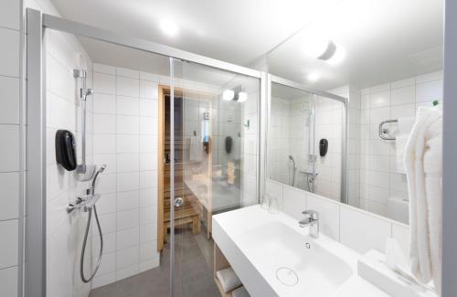 A bathroom at GreenStar Hotel Lahti