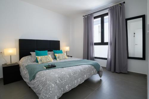 een slaapkamer met een groot bed en een groot raam bij Casa Grumete, moderno y actual in Playa Honda