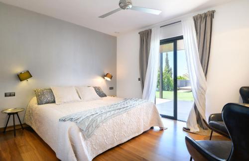 1 dormitorio con 1 cama y puerta corredera de cristal en Luxury and Harmony House, en Playa Blanca