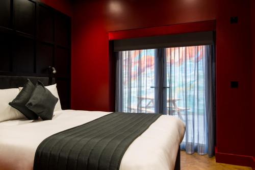 Una cama o camas en una habitación de Duke Street Boutique Hotel