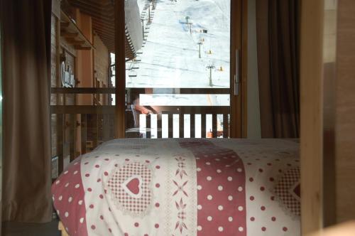 a bed in a room with a window at Hotel Carpe Diem in Livigno