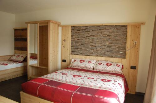 a bedroom with a bed and a dresser at Hotel Carpe Diem in Livigno