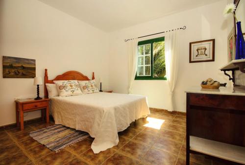 a bedroom with a bed and a window at Casa Andrea in Mácher