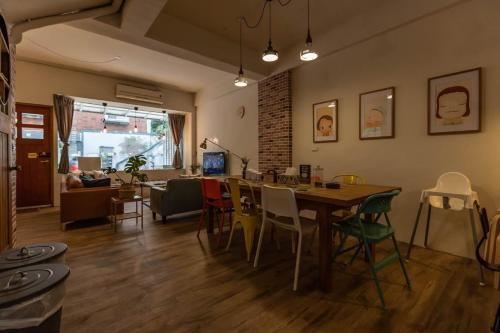 sala de estar con mesa y sillas en Cozy House Hostel, en Hualien City