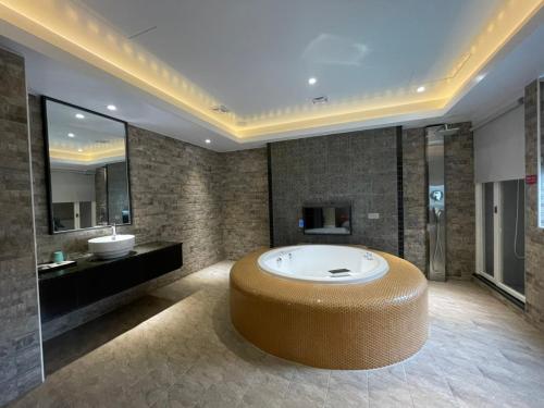 a bathroom with a large tub in the middle at 浪琴Motel文創旅館 in Taichung