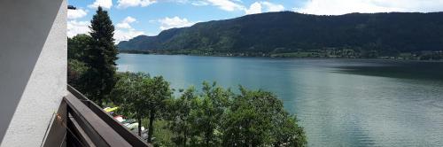a view of a large body of water with mountains at ANNA Seeblick Appartement, Haus Hänsel&Gretel am Ossiachersee mit direktem Seezugang, Hallenbad in Bodensdorf