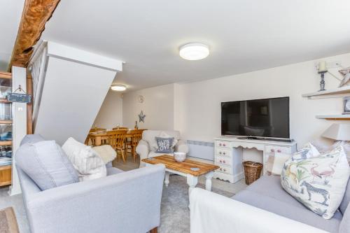 Μια τηλεόραση ή/και κέντρο ψυχαγωγίας στο Bridge Farm Holiday Cottages