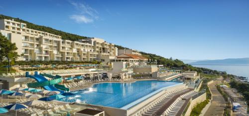 Blick auf ein Resort mit Pool in der Unterkunft Valamar Bellevue Resort in Rabac