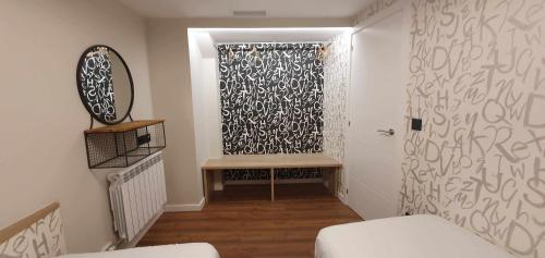 เตียงในห้องที่ Apartamento EL PILAR Céntrico ascensor cocina WIFI en Zaragoza by lodom