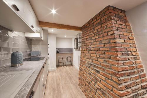 uma parede de tijolos numa cozinha ao lado de um balcão em Host & Stay - The Merchants Quarters em Scarborough