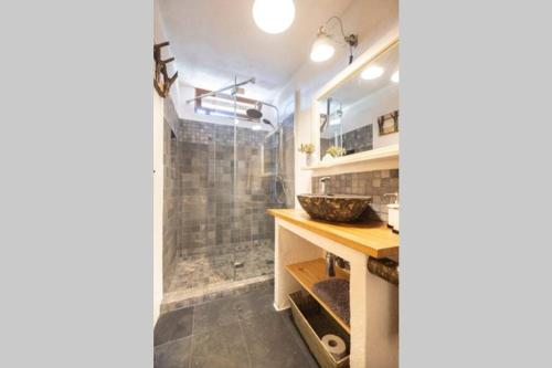 y baño con lavabo y ducha. en El Pino Centenario 3, en La Orotava