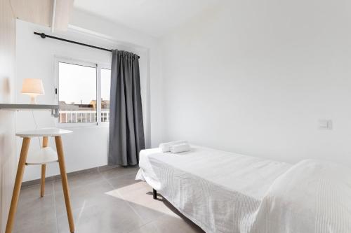 Posteľ alebo postele v izbe v ubytovaní YourHouse Monges Apartment with sea views