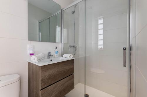 Kúpeľňa v ubytovaní YourHouse Monges Apartment with sea views