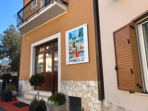 een gebouw met een bord aan de zijkant bij Paneolio Food and Drink B&B in Poggio Picenze