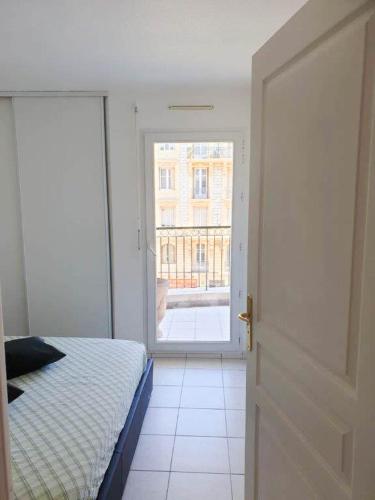 une chambre avec un lit et une porte ouverte dans l'établissement Résidence Les domes, Piscine, à Nice