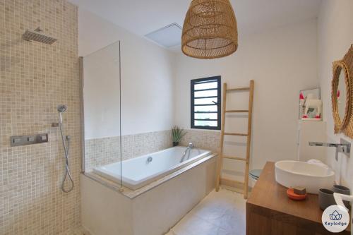 Koupelna v ubytování Villa Paloma 4 étoiles avec Piscine et Vue exceptionnelle sur l'ocean à Saint-Leu