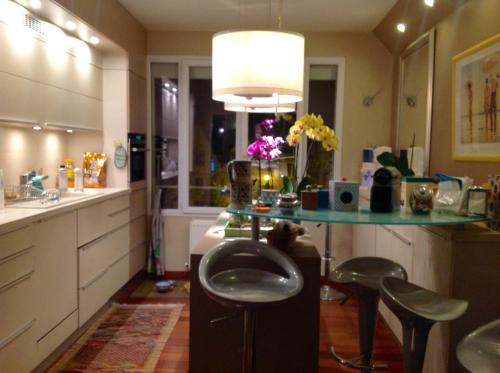 a bathroom with a sink and a counter with stools at Appartement terrasse face mer in Villerville