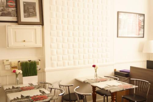 A kitchen or kitchenette at Plaza Hotel 