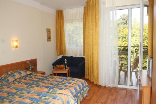 Postel nebo postele na pokoji v ubytování Joya Park Hotel