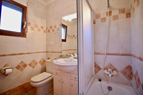 デニアにあるEl Palmar SIのバスルーム(洗面台、シャワー付)
