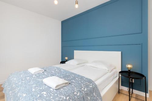 1 dormitorio con 1 cama con 2 toallas en Apartamenty Letnicka by Renters, en Gdansk