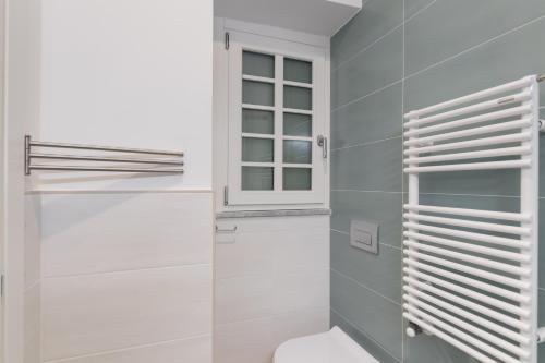 トリノにあるStudio Glicine by Wonderful Italyのトイレと窓のあるバスルーム