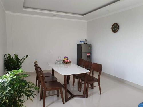 uma sala de jantar com uma mesa e cadeiras e um frigorífico em Minh Manh Hotel 2 em Pleiku