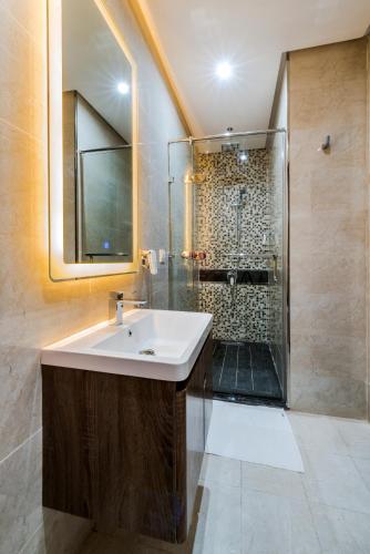 a bathroom with a sink and a shower at Aber Al Munsiyah in Riyadh