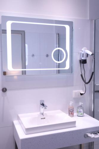 a bathroom with a sink and a mirror at Gästehaus am Schweriner See in Schwerin