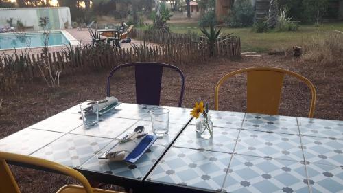 a table and two chairs with a table and a table and a table at miCielo - Baumhäuser in Vejer de la Frontera