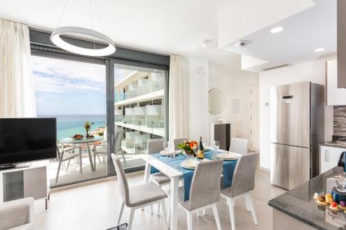 a kitchen and dining room with a table and a view of the ocean at Calpe Beach in Calpe