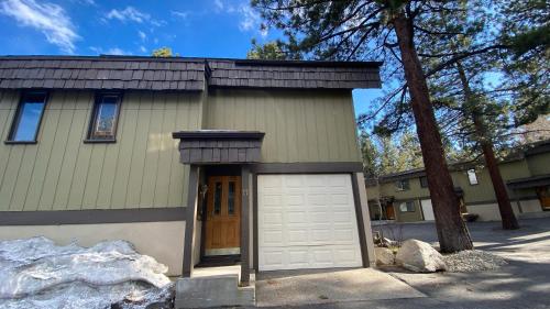 马姆莫斯湖Chateau De Montagne #17 Condo的房屋前的车库,有白色的车库门