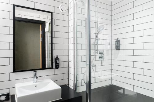 a bathroom with a large mirror and a bath tub at ibis Bridgwater, M5 Jct23 in Bridgwater