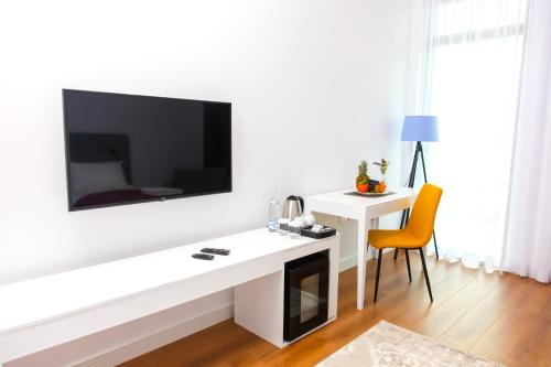 TV a/nebo společenská místnost v ubytování N Hotel BY NOSHI