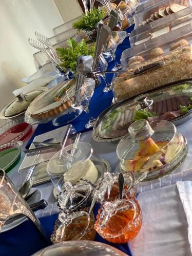 una tavola ricoperta di piatti e ciotole di cibo di Requinte Hotel ad Altamira