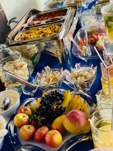 un tavolo apparecchiato con tanti tipi diversi di cibo di Requinte Hotel ad Altamira