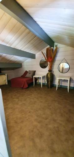 Cette chambre comprend un lit et un vase de fleurs. dans l'établissement Chalet charmant à Dausse avec piscine et jardin, à Dausse