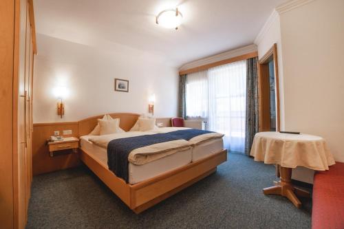 Un pat sau paturi într-o cameră la Hotel Landhaus Neumayr